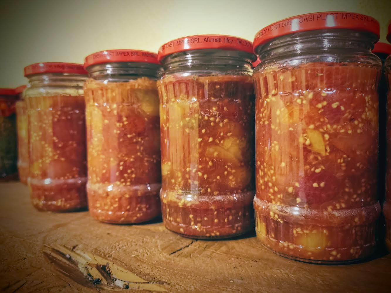 Borcane cu sosuri și conserve de legume